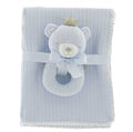 Luxe baby cadeauset jongen met blauwe flanellen babydeken 100x75 cm en beren rammelaar kraamcadeau