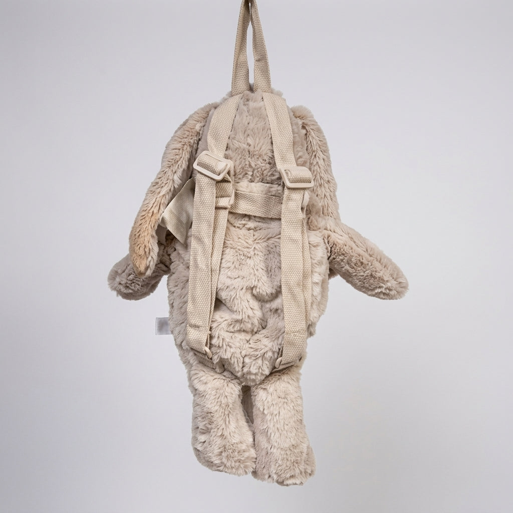 Achterkant van de zachte kinderrugzak met beige konijn van Antonio Home, met verstelbare schouderbanden.