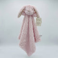 Vierkante, roze plush knuffeldoek van Antonio Home, voorzien van een konijnenkop met lange, hangende oren. Het doek is hangend gefotografeerd tegen een grijze achtergrond, met het productlabel en 'Antonio Home' tag zichtbaar