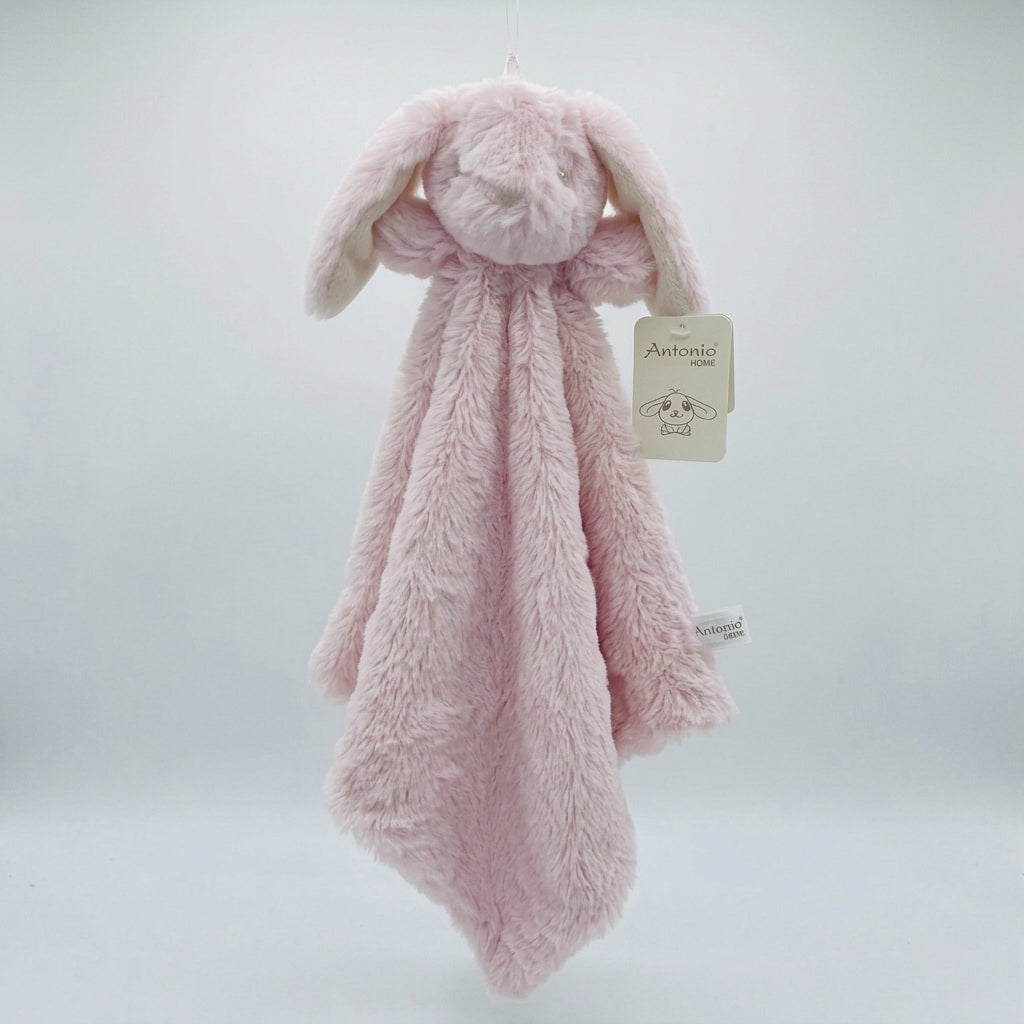 Vierkante, roze plush knuffeldoek van Antonio Home, voorzien van een konijnenkop met lange, hangende oren. Het doek is hangend gefotografeerd tegen een grijze achtergrond, met het productlabel en 'Antonio Home' tag zichtbaar