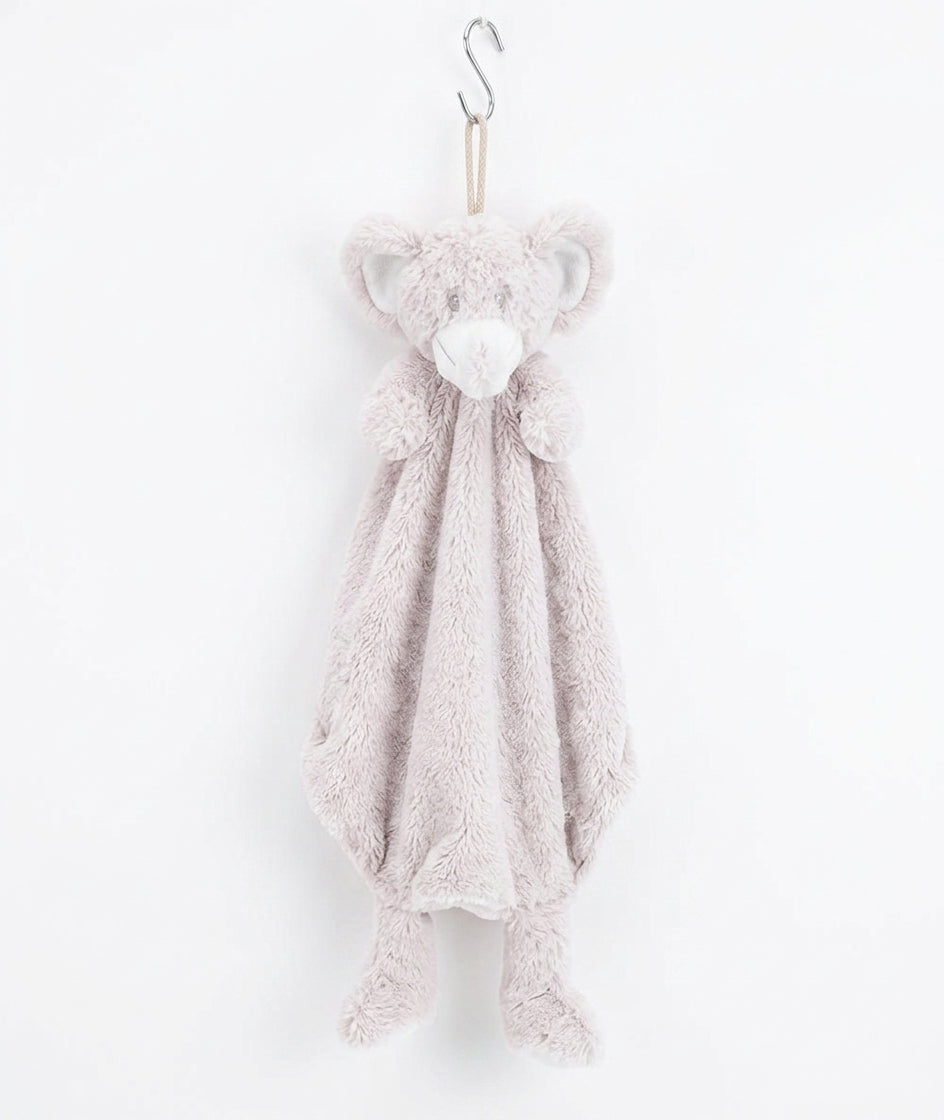Grijze pluche knuffeldoek (doudou) met een schattige muizenkop en pootjes, hangend aan een metalen S-haak tegen een witte achtergrond