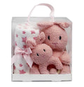 Baby geschenkset met pluche konijn, witte deken met roze sterren en roze rammelaar; zacht en ideaal als kraamcadeau.
