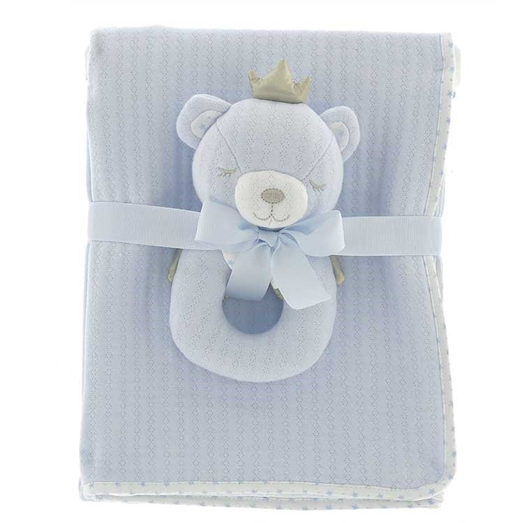 Blauwe baby cadeauset met flanellen deken en beren rammelaar, ideaal als kraamcadeau voor een jongen.